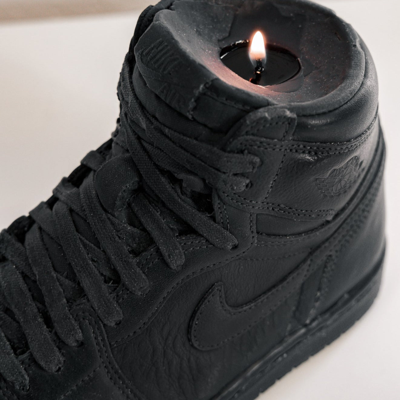 BLACK J1 Crep Candle
